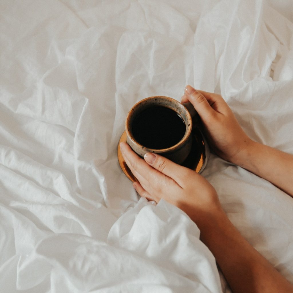 Een rustgevende kop koffie op bed om de dag ontspannen te beginnen